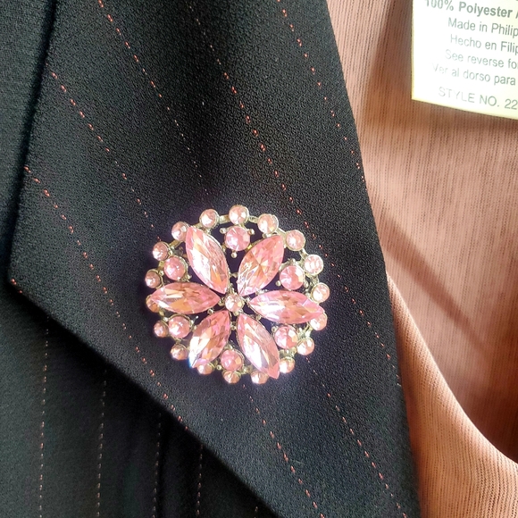 R & K Original Petite 10P Pink Pinstriped Pantsuit - Picture 2 of 4